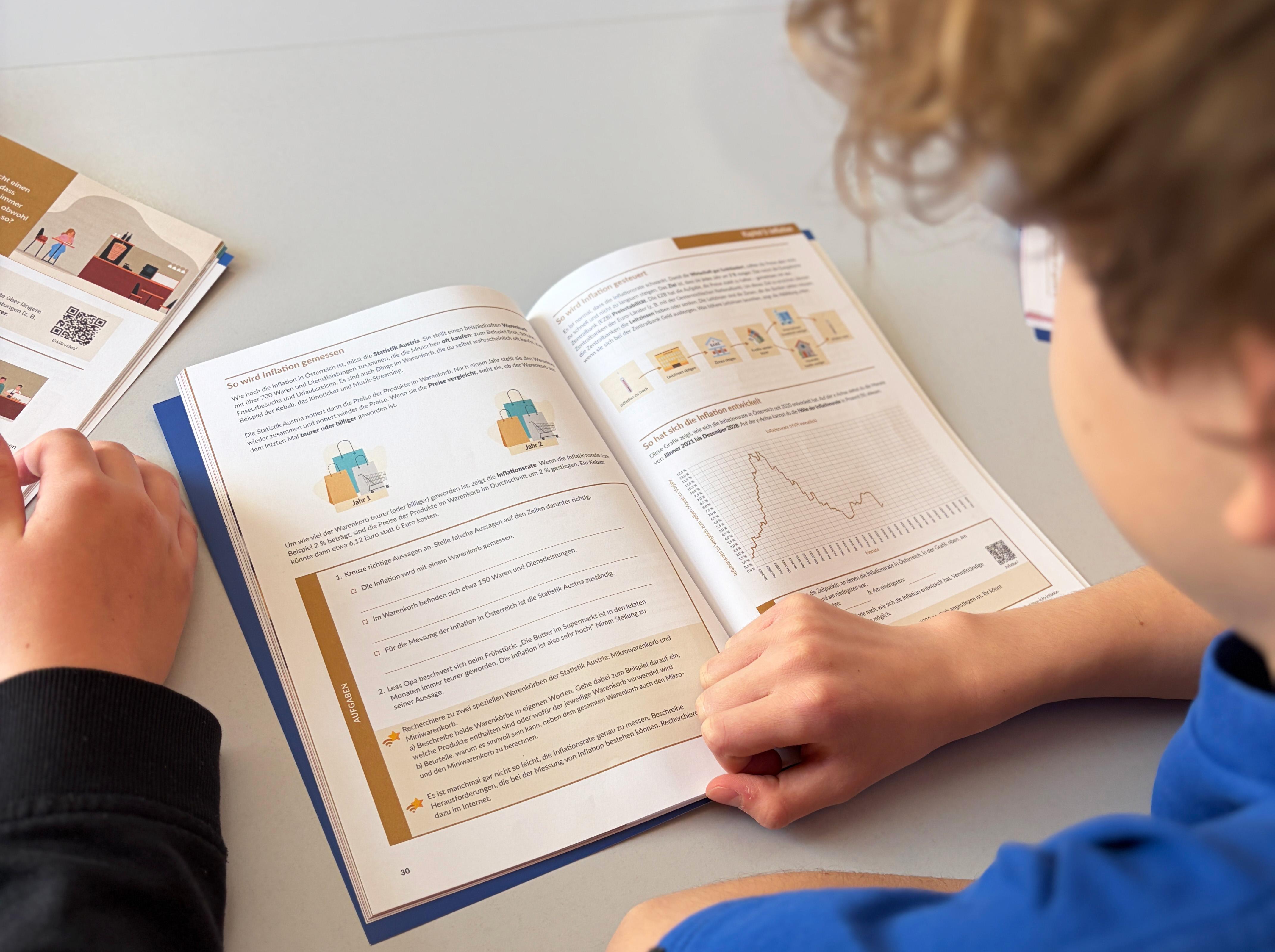 Jugendliche mit Buch