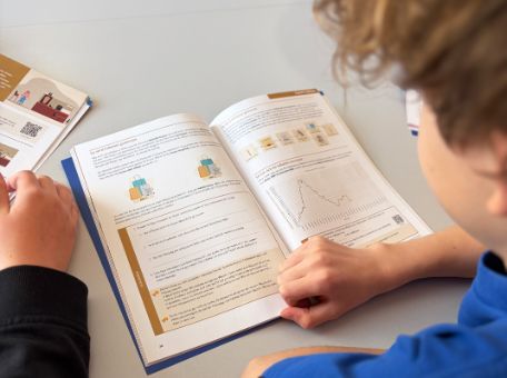 Jugendliche mit Buch